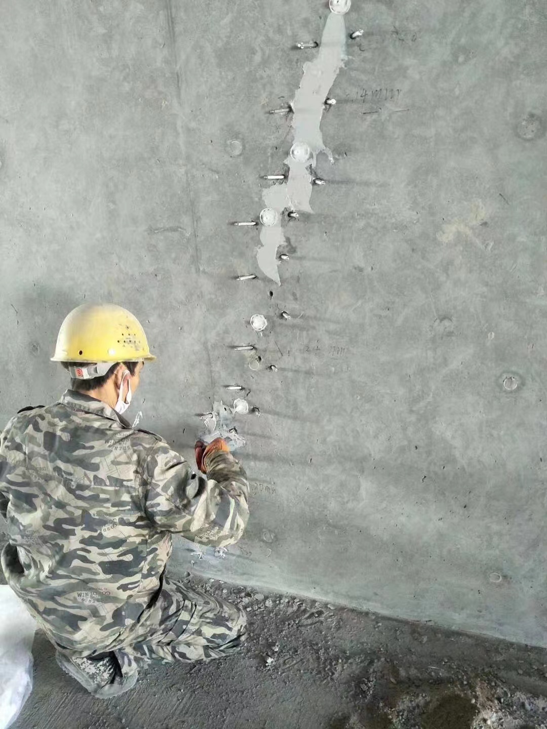 中卫混凝土楼板裂缝加固施工的方案